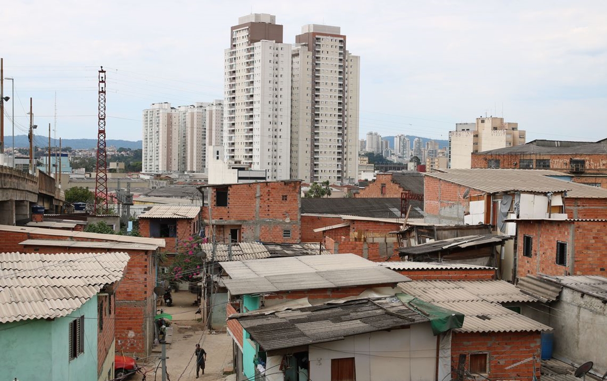 Contraste Urbano: Favelas e Arranha-céus na Metrópole Brasileira