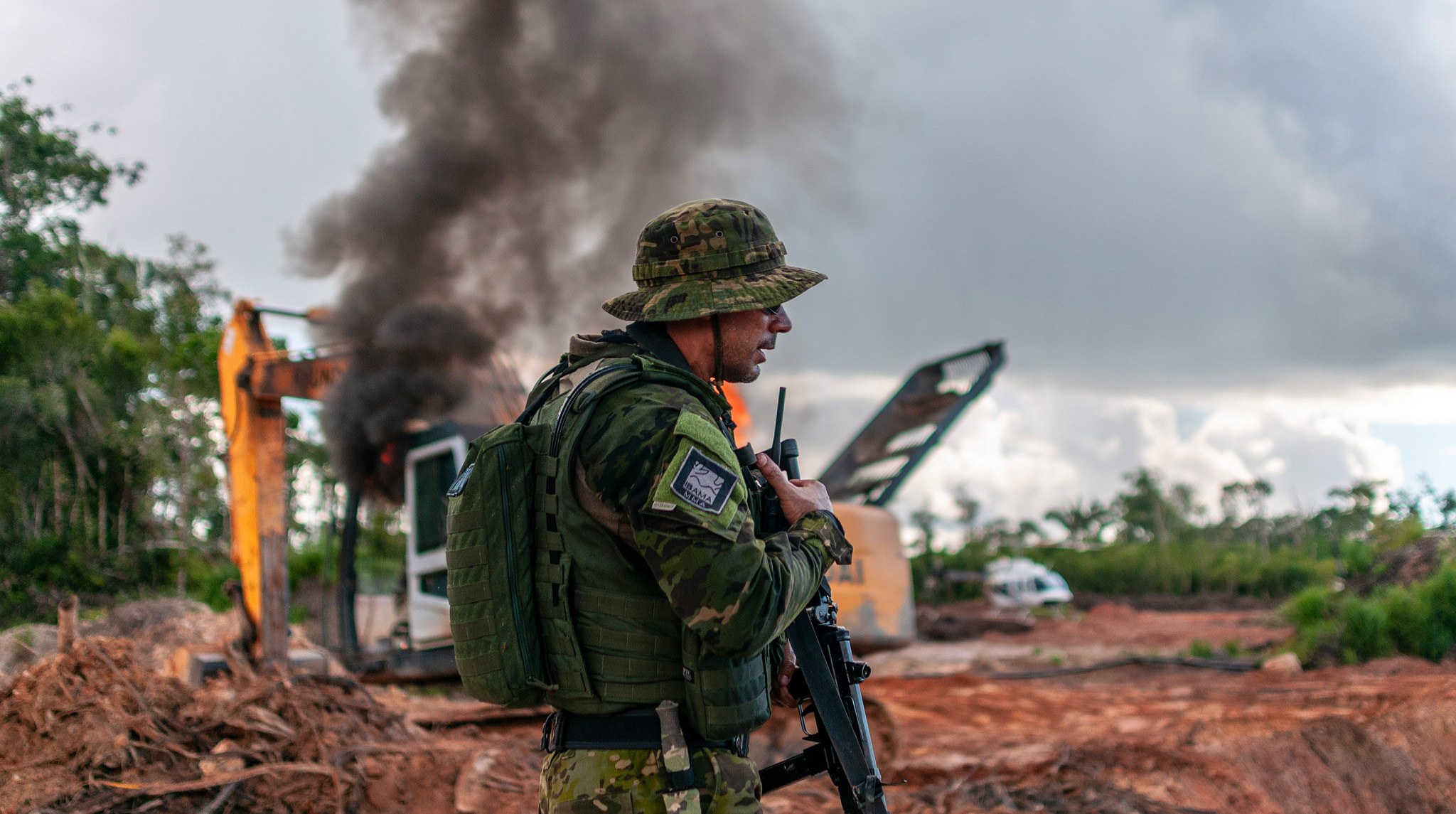 Agente em Operação de Fiscalização Ambiental com Máquina Queimada