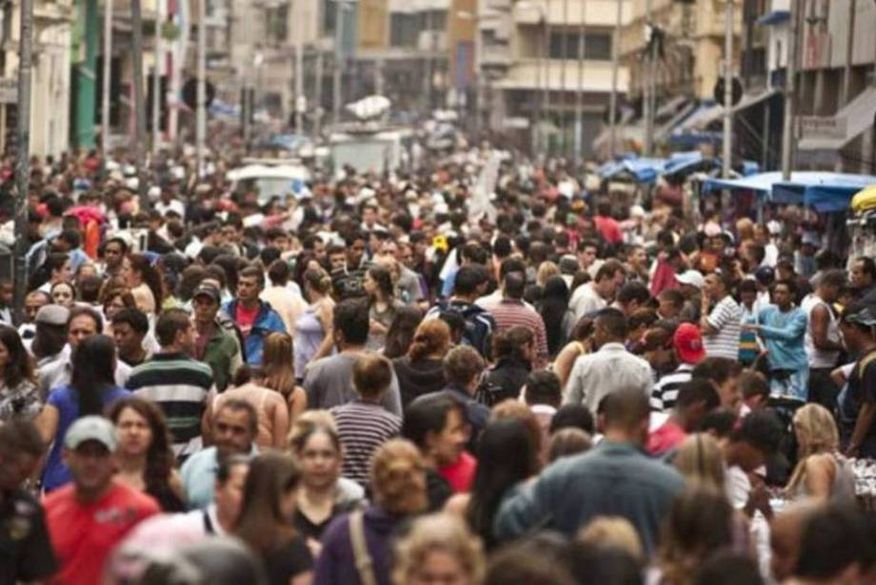 Multidão em Rua Urbana: Diversidade e Movimento Social
