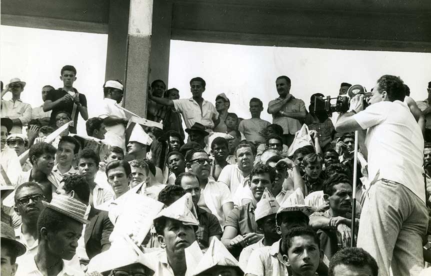 Multidão em Comício com Cinegrafista: Registro Histórico Popular