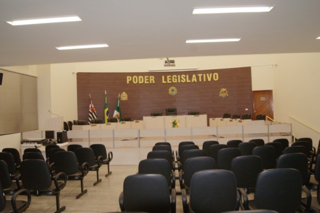 Câmara Legislativa Vazia: Símbolo do Poder Público.