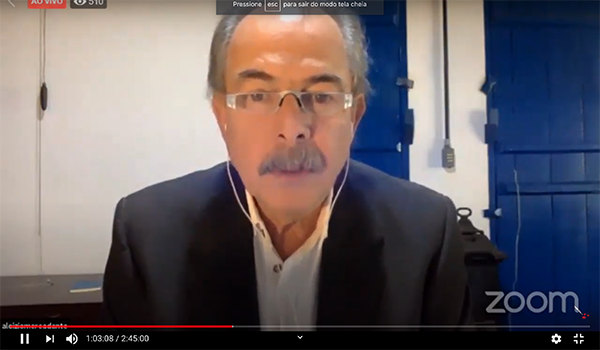 Homem Palestrante em Videoconferência ao Vivo