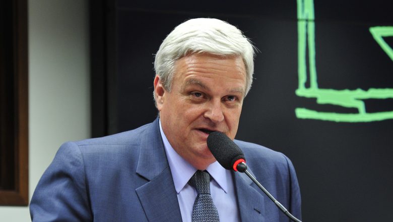 Homem de Terno Azul Falando em Microfone