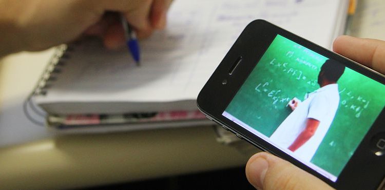 Aprendizado Online: Estudo com Smartphone e Caderno