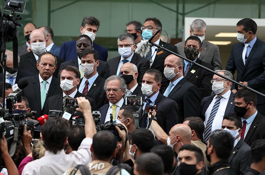 Bolsonaro e equipe em coletiva de imprensa