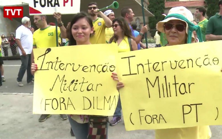 Manifestação Política: Intervenção Militar e Fora PT/Dilma