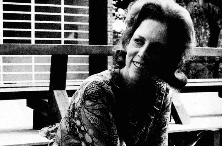 Retrato de Mulher Sorridente: Sabedoria e Resiliência em P&B