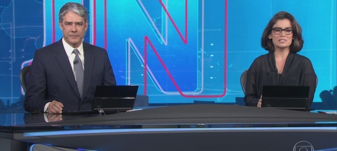 Apresentadores de Telejornal em Estúdio de Notícias Moderno