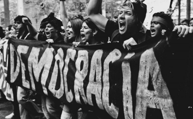 Jovens manifestantes clamam por Democracia em protesto fervoroso