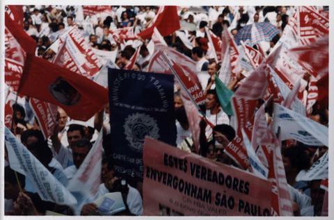 Protesto Popular em São Paulo: Indignação e Direitos Trabalhistas