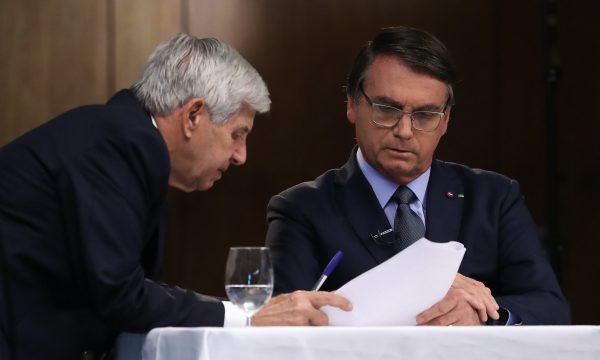 Bolsonaro e Conselheiro em Momento de Deliberação Política