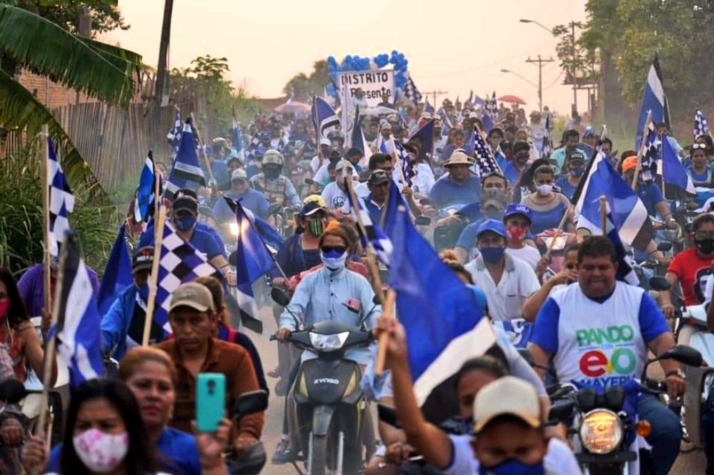 Rally Político: Multidão em Motocicletas com Bandeiras Azuis