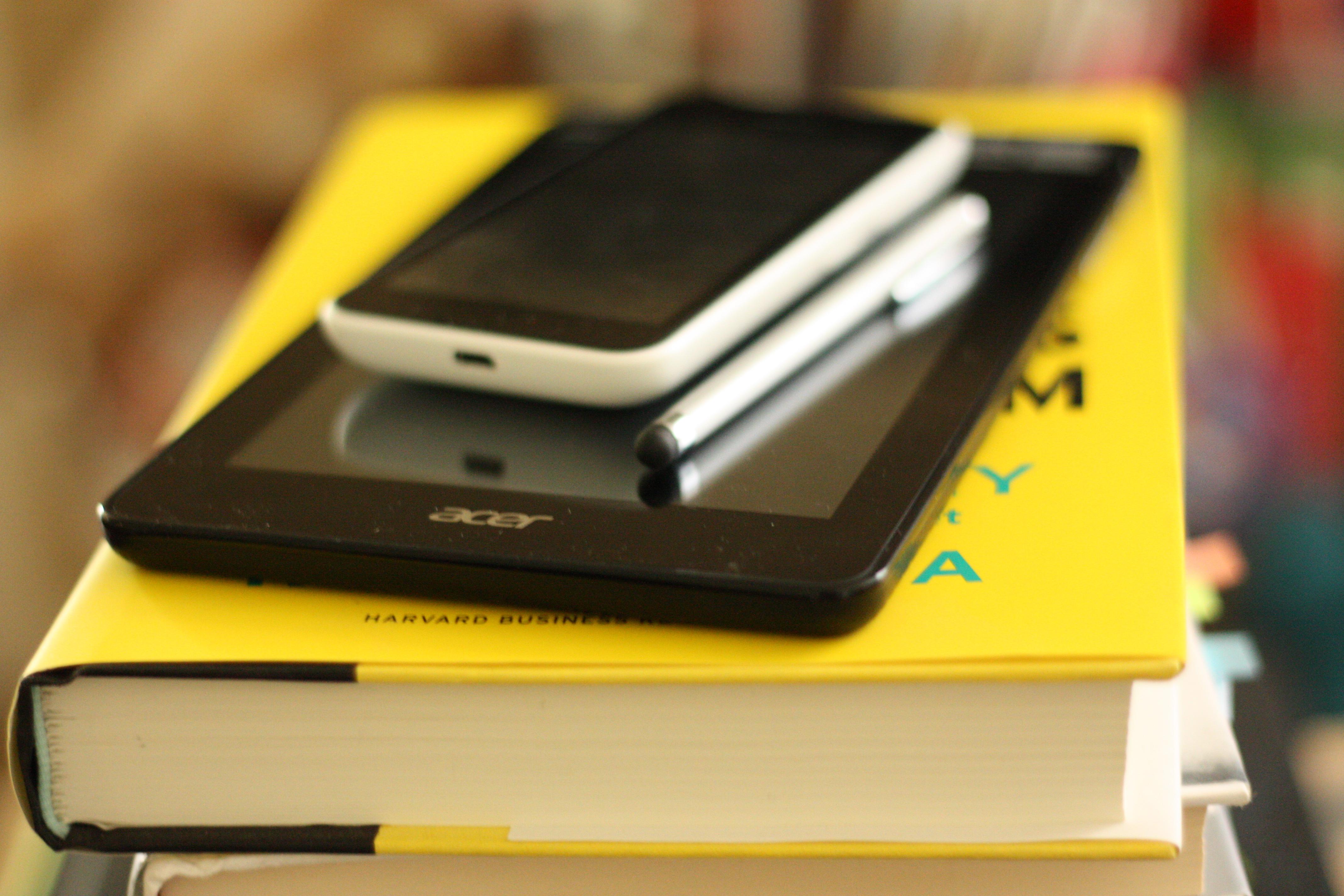 Tecnologia e Livros: Convergência de Conhecimento Digital e Tradicional