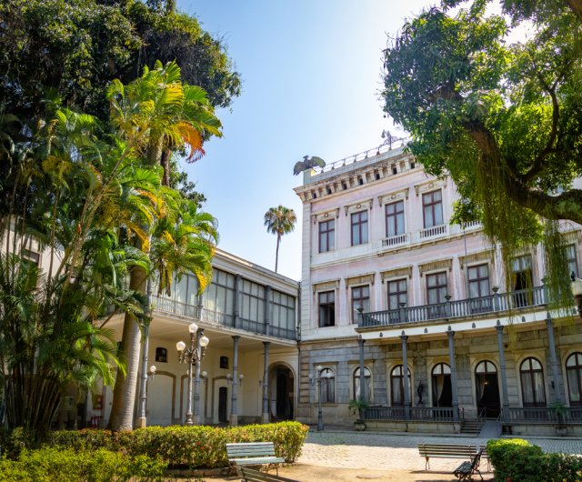 Palácio Histórico e Jardins Tropicais ao Sol