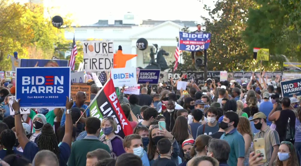 Manifestação pró-Biden-Harris em frente à Casa Branca