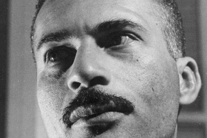 Retrato em preto e branco: homem com bigode, olhar pensativo