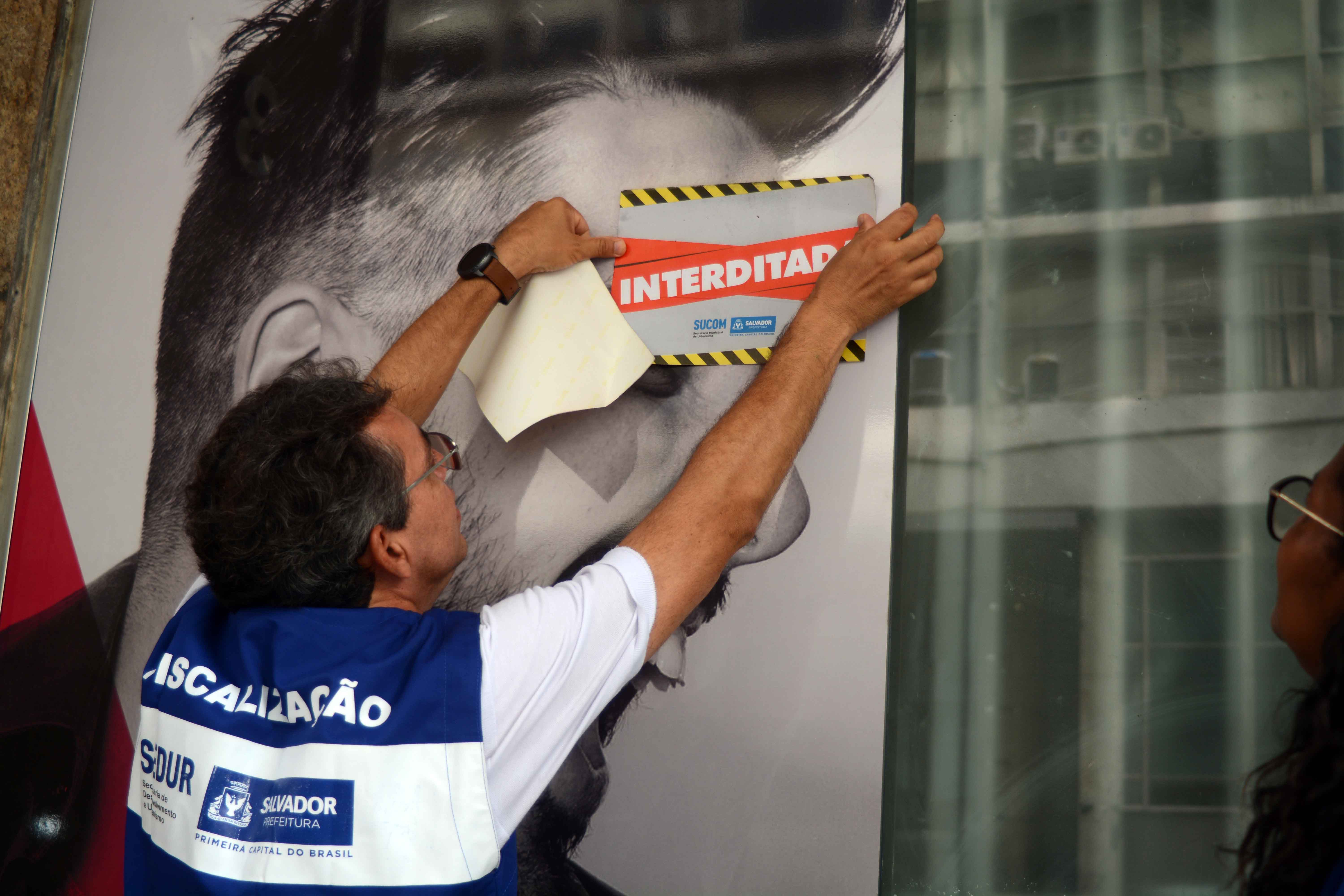 Fiscalização da Prefeitura de Salvador interdita publicidade