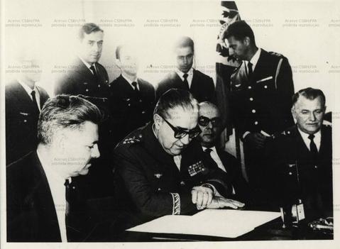 Cerimônia oficial de assinatura com figuras militares