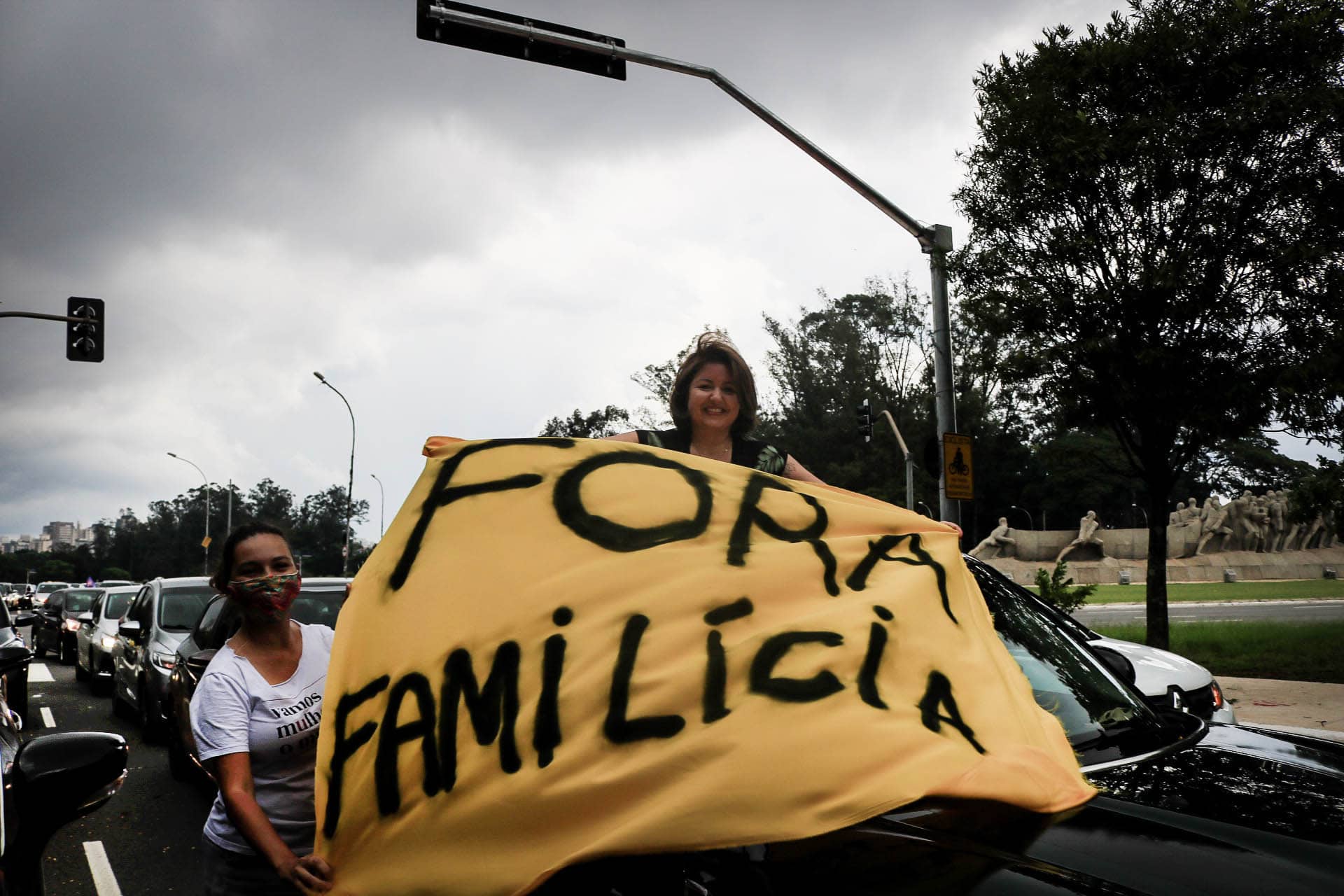 Mulheres em Protesto: Fora Famílicia!