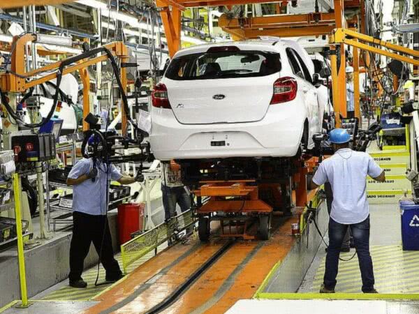 Fábrica Automotiva: Trabalhadores na Linha de Montagem