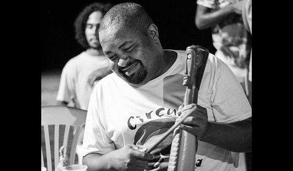 Homem Sorridente Toca Instrumento Musical Tradicional Brasileiro