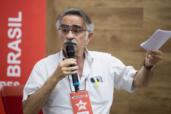 Membro do PT Discursando: Compromisso Político Brasil