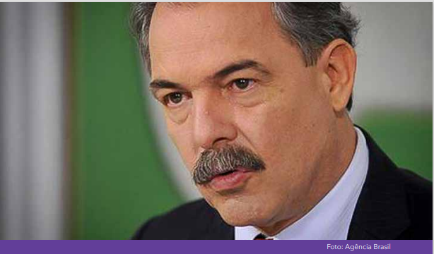 Retrato de Homem Sério com Bigode em Evento Formal