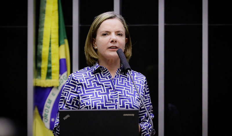 Mulher em discurso político com bandeira do Brasil