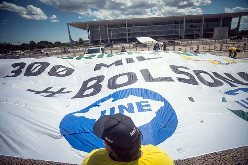 Bandeira Gigante "Fora Bolsonaro" em Protesto na Esplanada