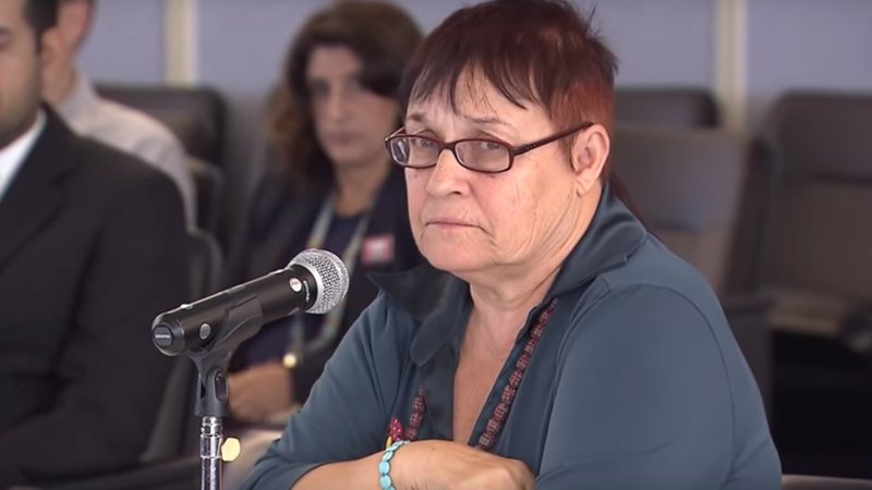 Mulher em Conferência: Expressão Séria e Atenta