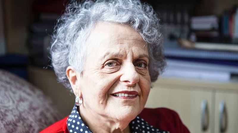 Retrato de Mulher Sênior Sorrindo: Sabedoria e Gentileza