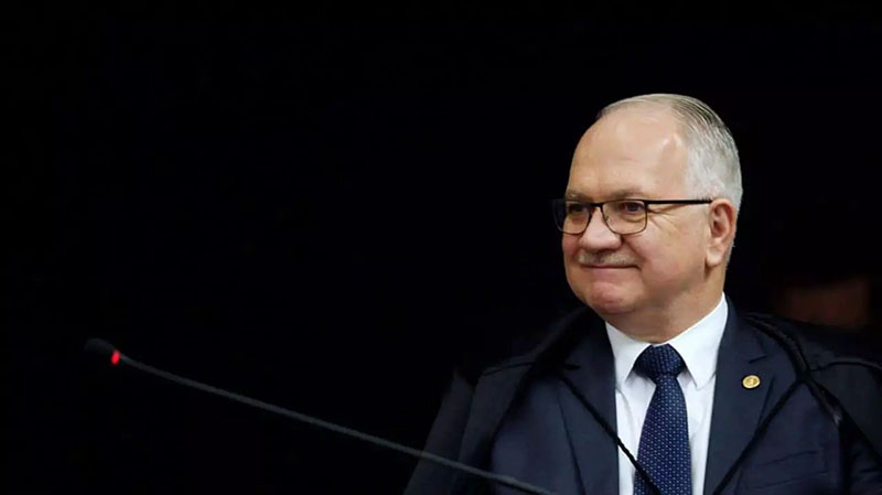 Autoridade em Evento Formal com Microfone