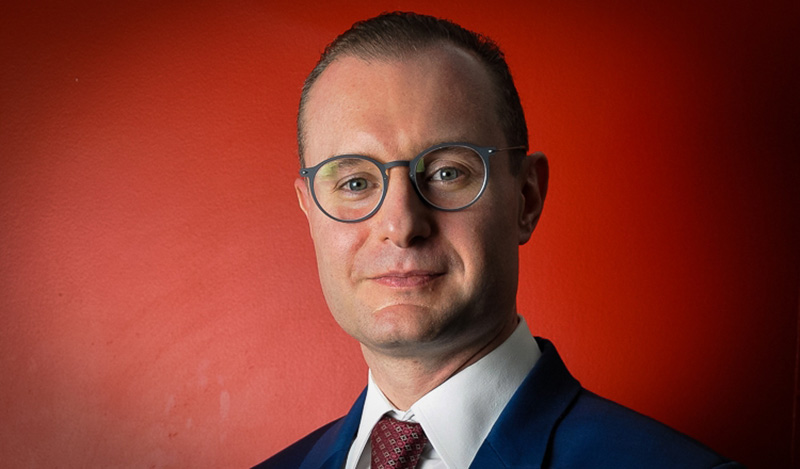 Retrato Masculino Profissional em Fundo Vermelho