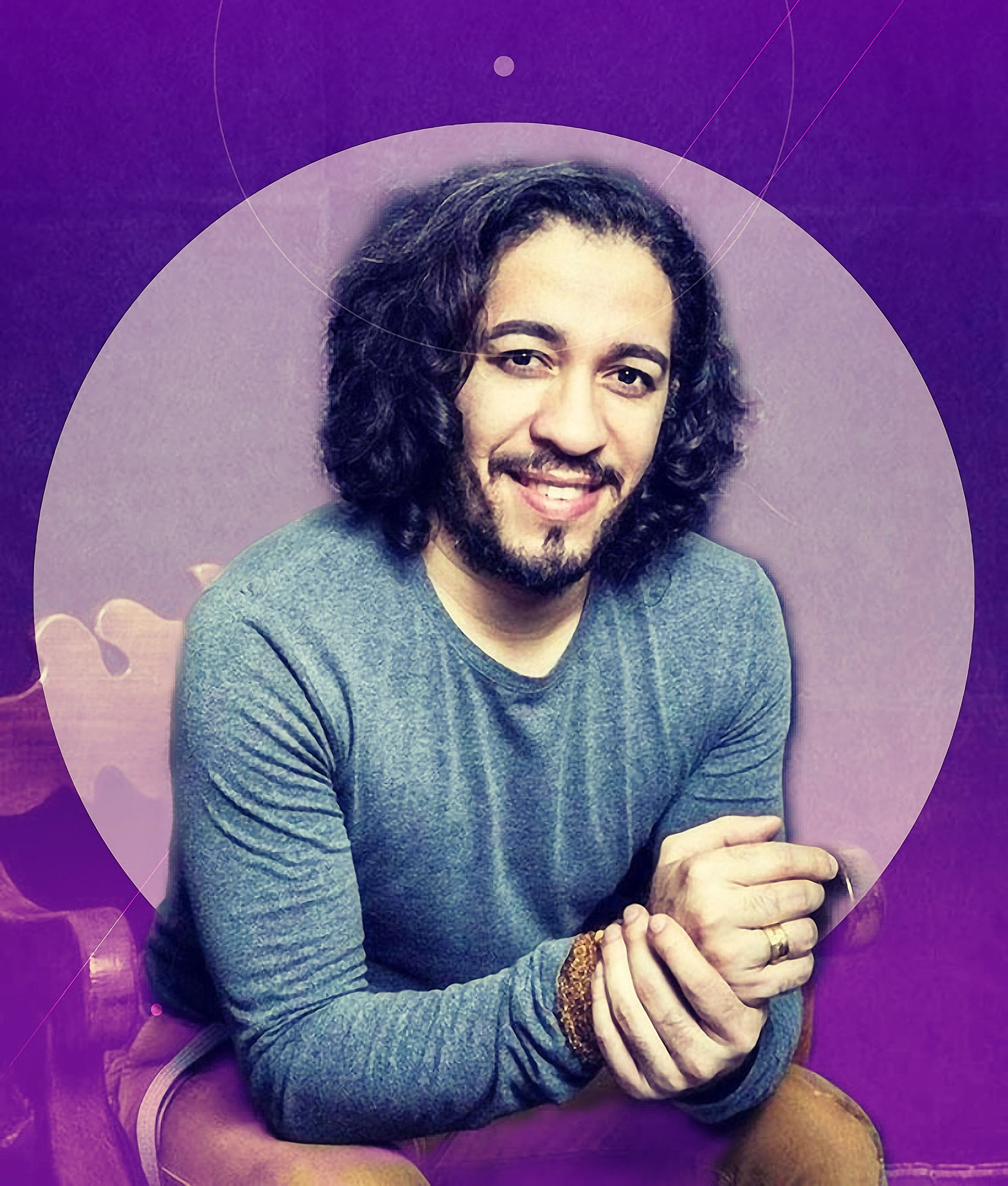 Retrato sorridente em fundo roxo vibrante para publicação.