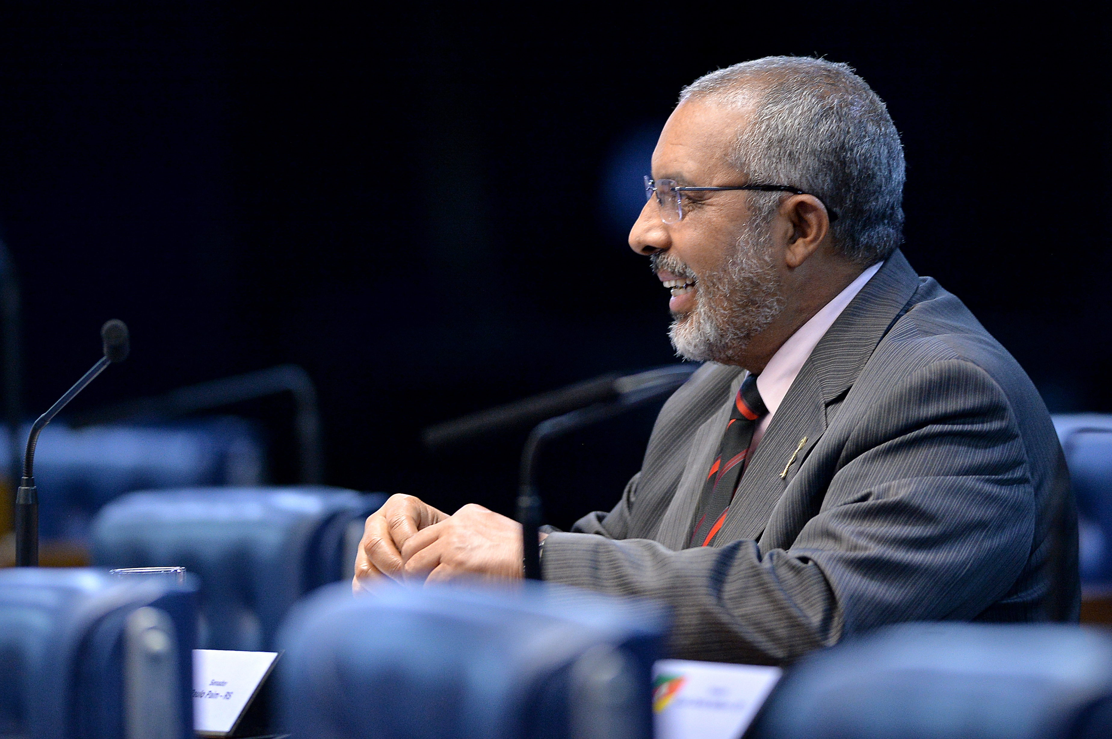 Senador Paulo Paim em debate político no Congresso.
