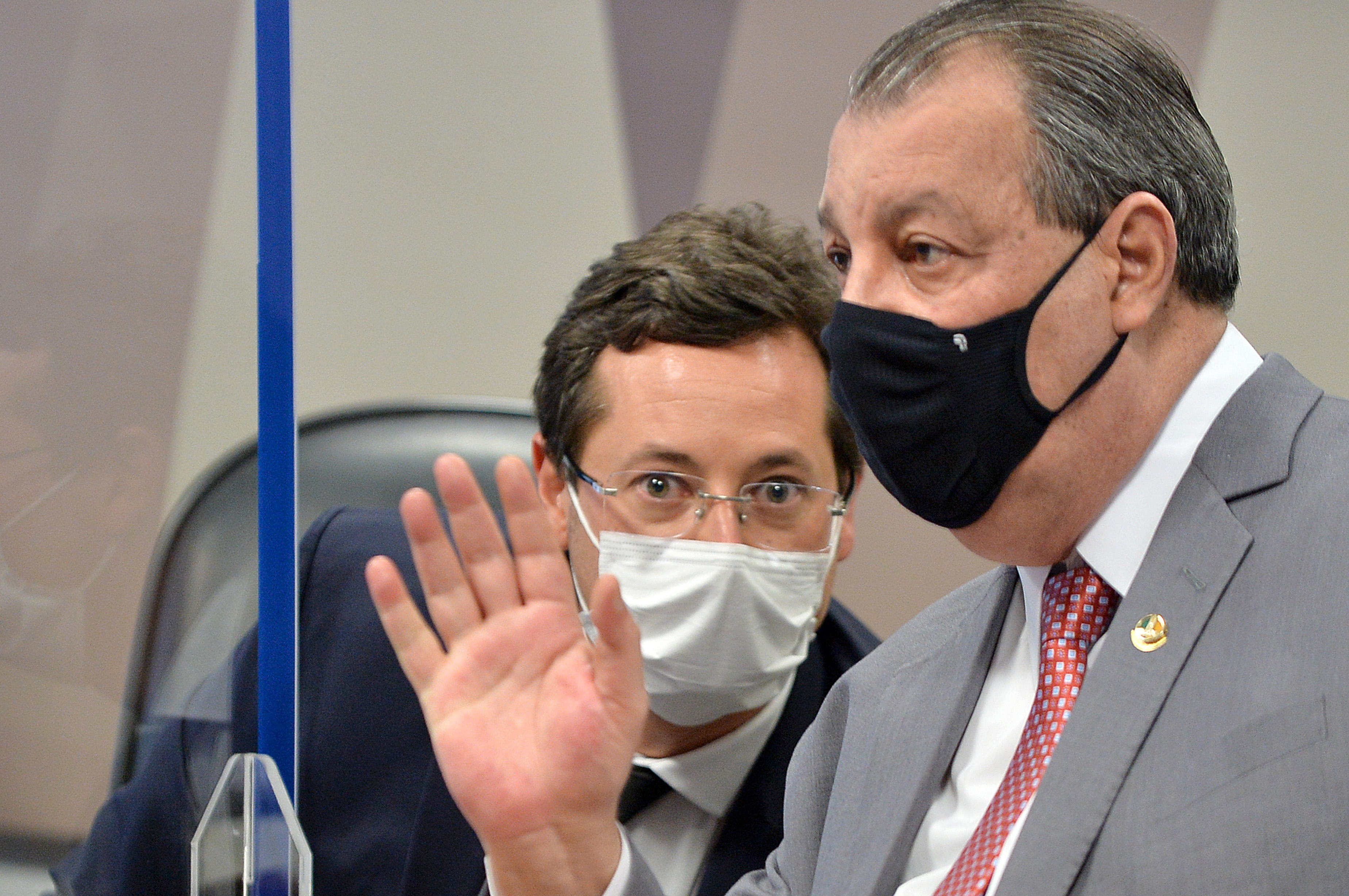 Políticos de Máscara em Debate Formal