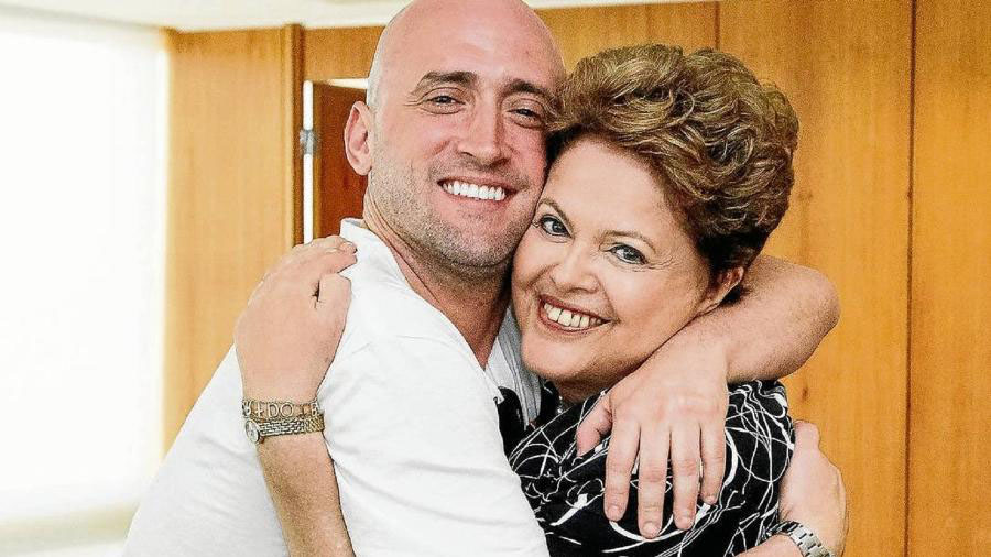 Dilma Rousseff e apoiador em abraço carinhoso