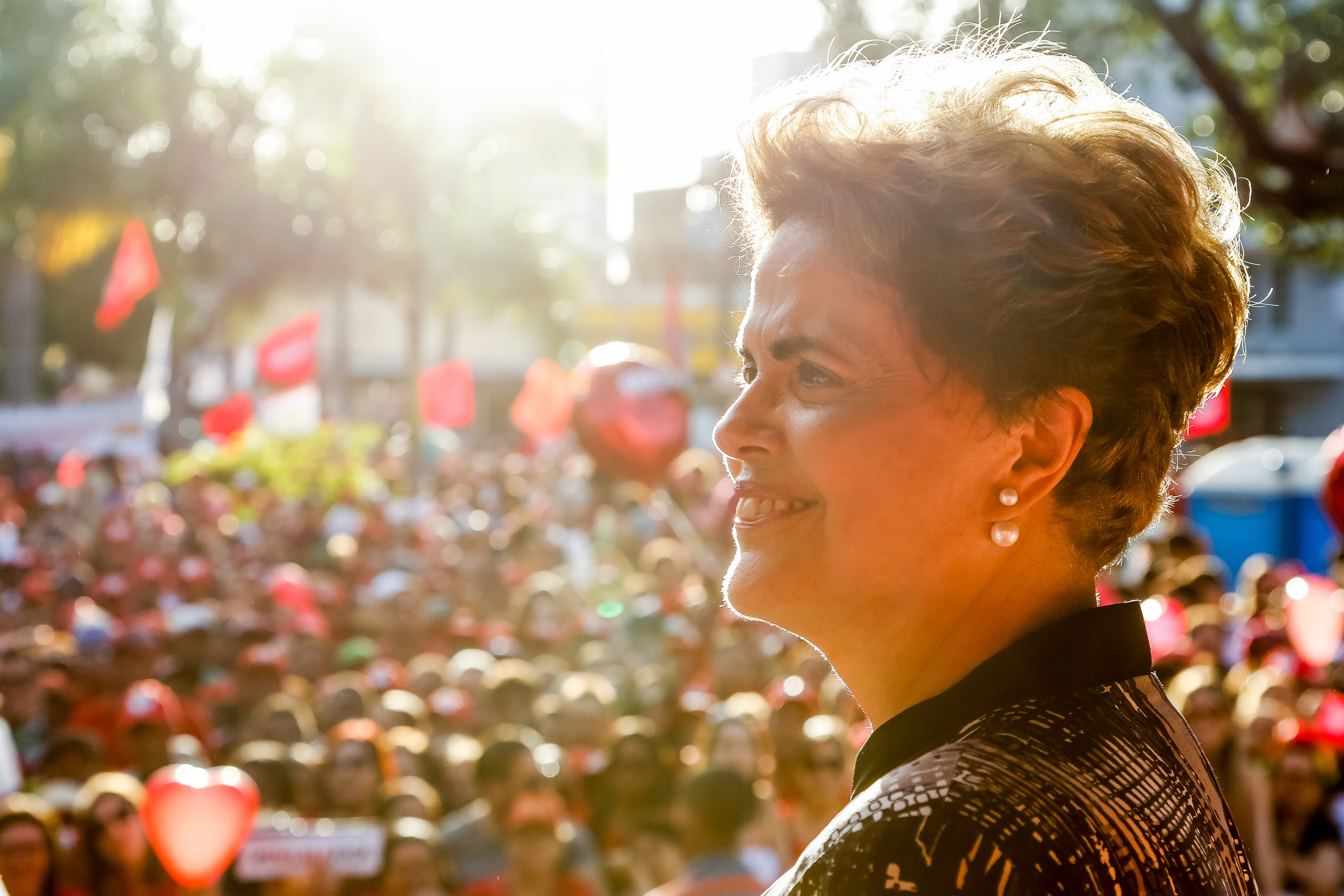 Dilma Rousseff sorri em ato político sob luz solar