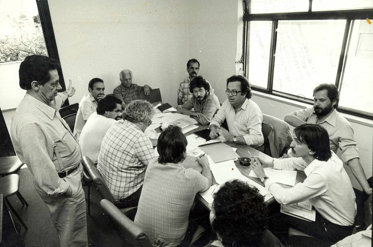 Reunião de Intelectuais e Líderes em Discussão Focada