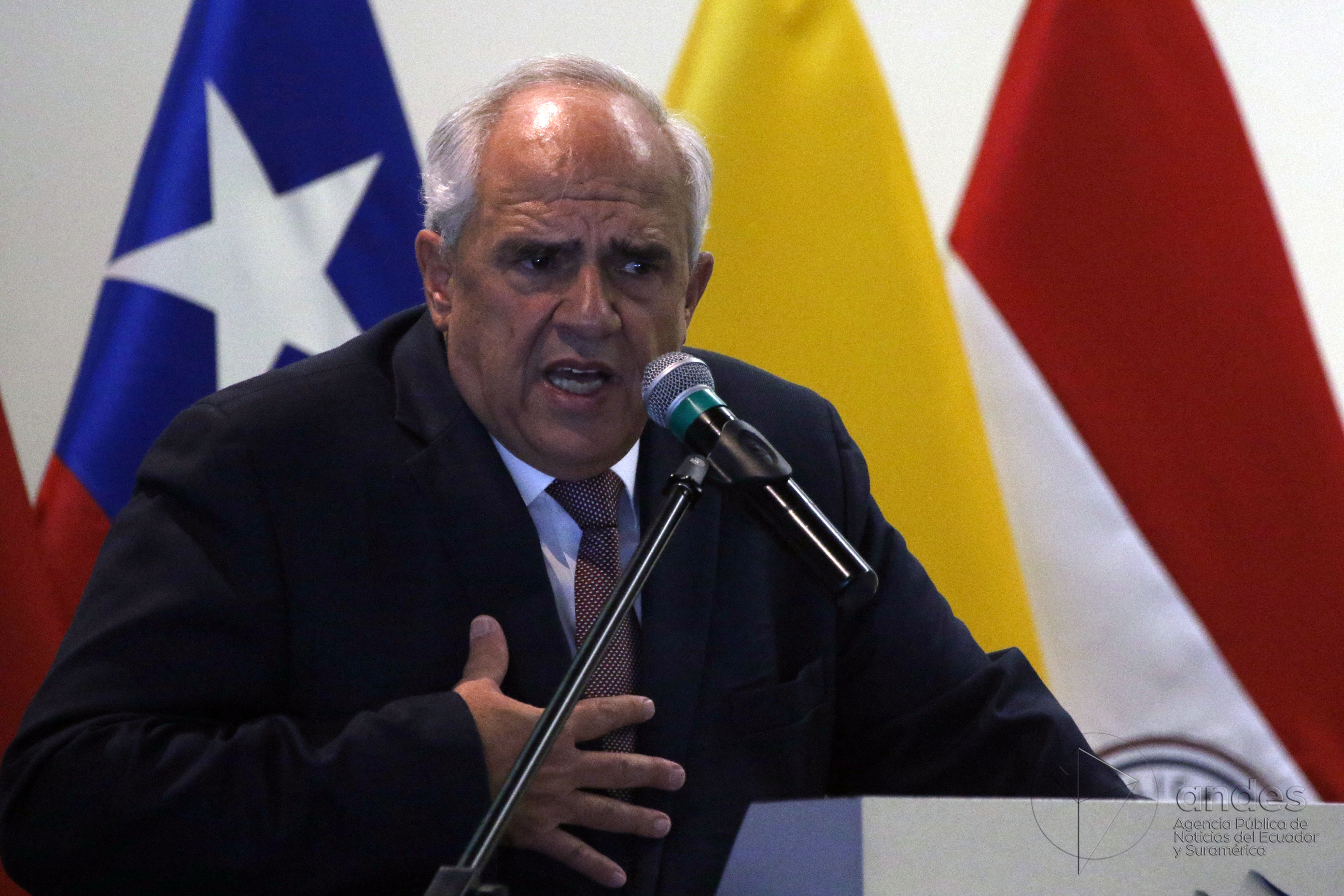 Homem discursa em evento político sul-americano