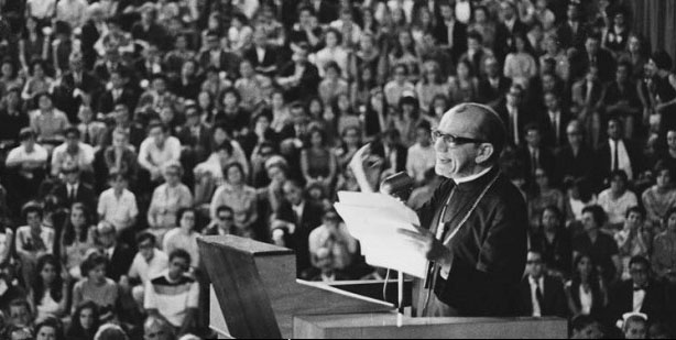 Dom Hélder Câmara Discursa para Multidão Atenta
