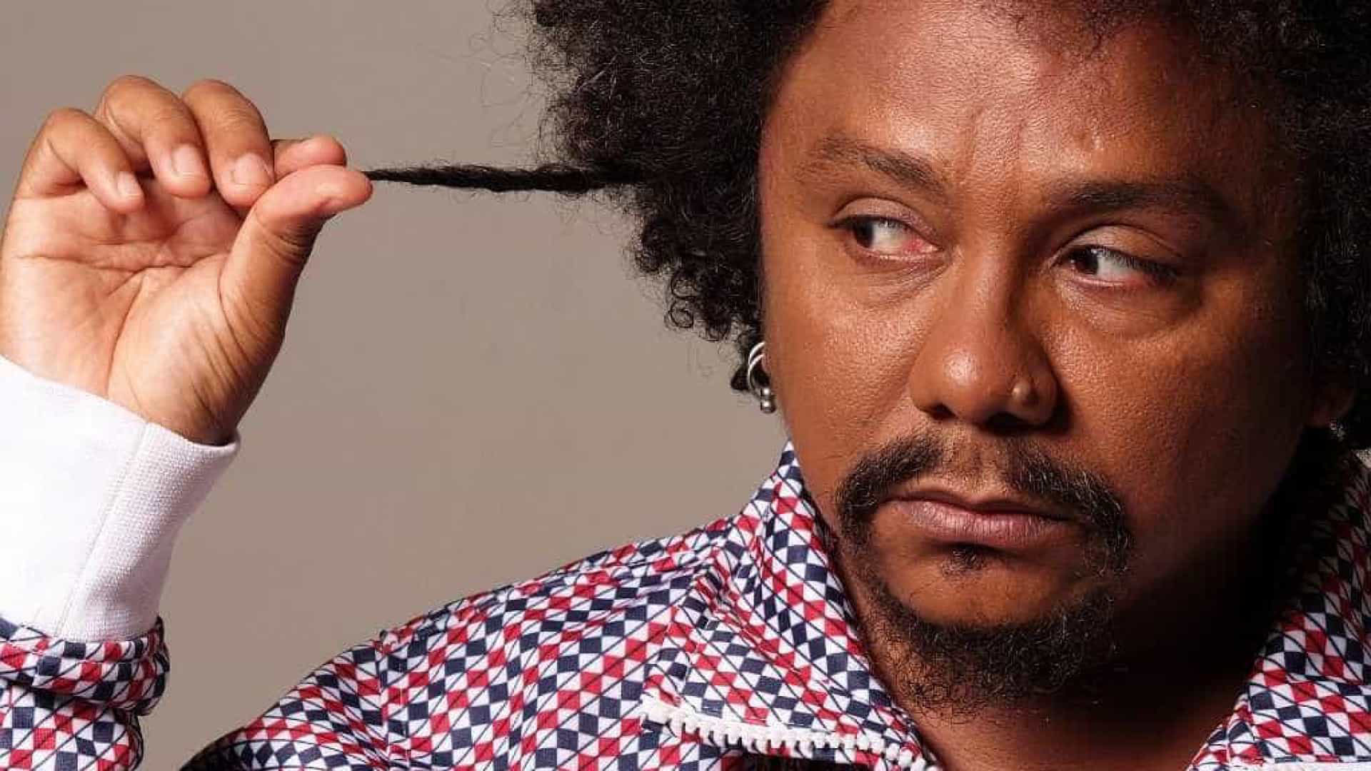 Homem afro-brasileiro, cabelo, identidade e reflexão.
