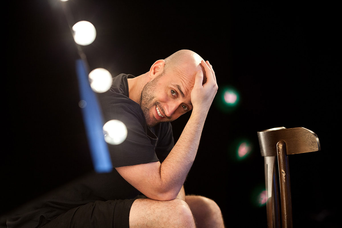 Retrato de Homem Sorridente em Bastidores Iluminados