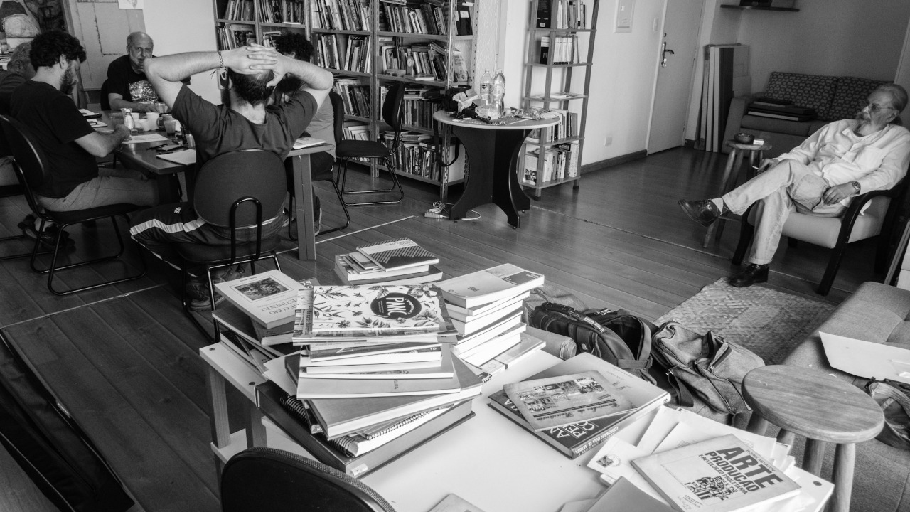 Diálogo, Estudo e Cultura em Acervo de Livros