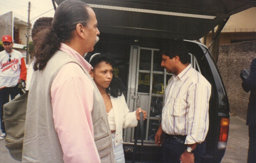 Encontro e Preparação: Grupo em Torno de Veículo