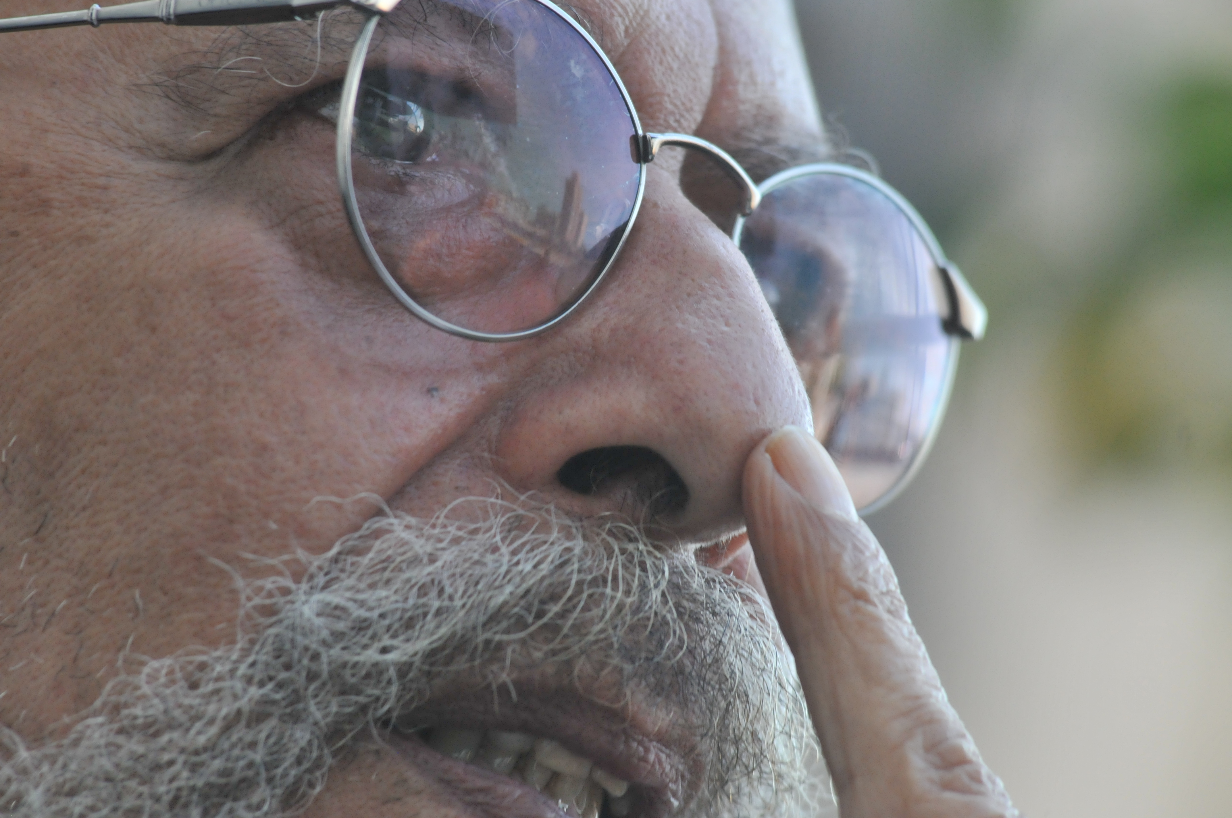 Homem Sênior Pensativo de Óculos e Barba Branca