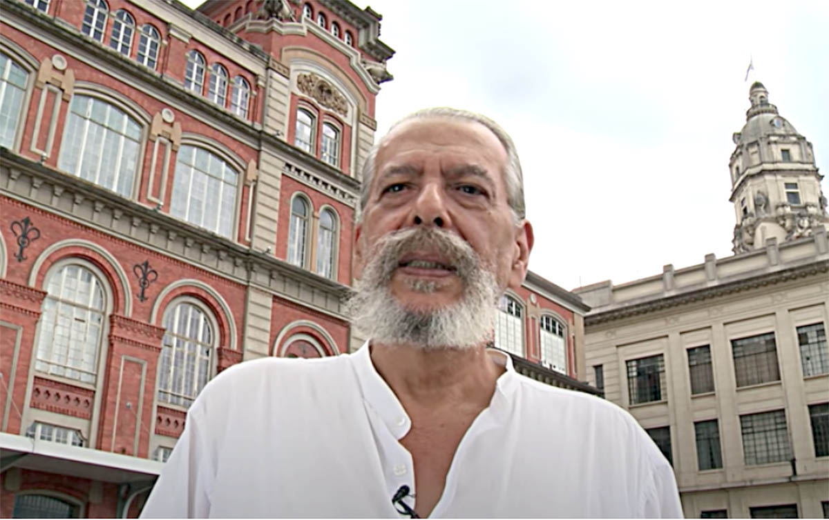 Homem com Barba e Arquitetura Histórica Urbana