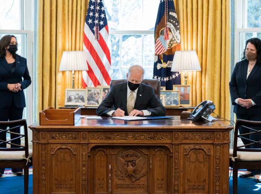 Biden assina decretos na Sala Oval com Kamala Harris