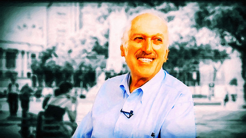 Homem Sorridente com Microfone em Cenário Urbano