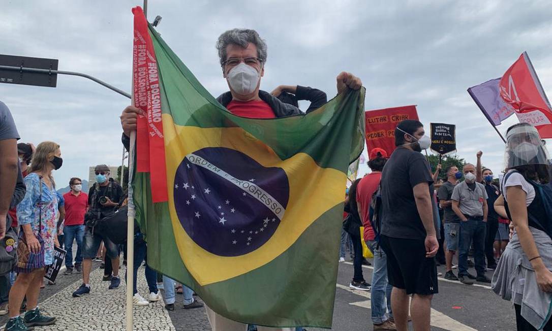 Protesto Anti-Bolsonaro com Bandeira do Brasil e Banners